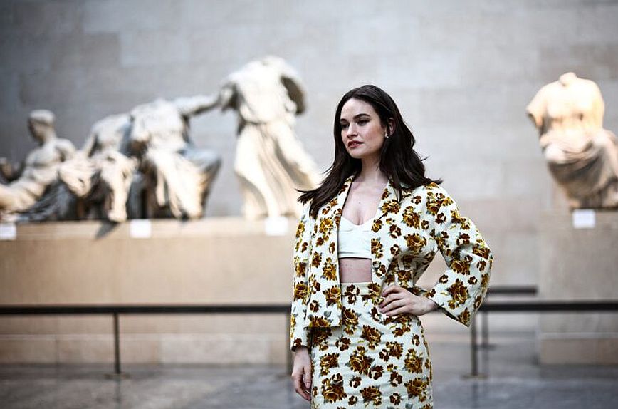 Επίδειξη μόδας στο Βρετανικό Μουσείο μπροστά από τα Γλυπτά του Παρθενώνα προκάλεσε την οργή της Λίνας Μενδώνη
