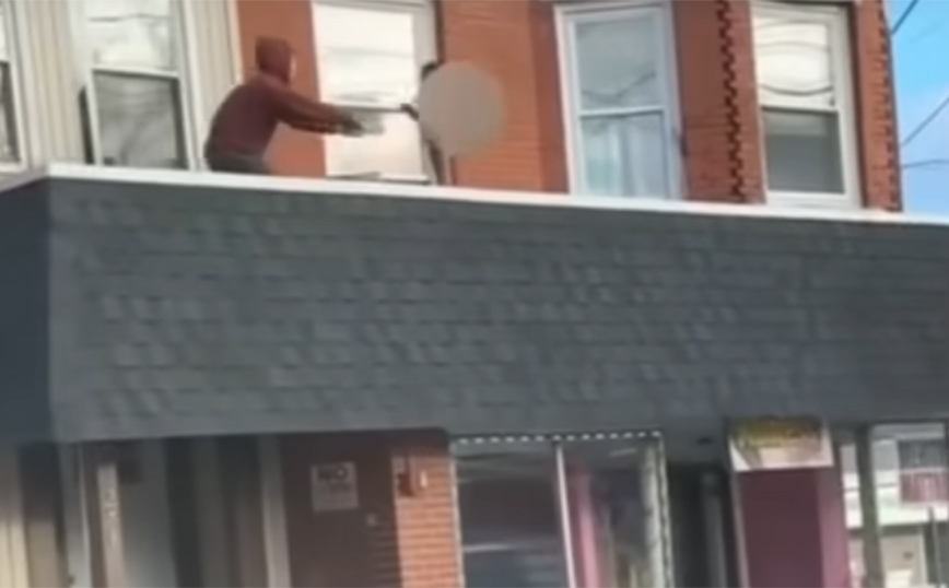 Βίντεο που «κόβει την ανάσα» από τη στιγμή που άντρας σώζει ένα 2χρονο παιδάκι που περπατάει πάνω σε πρεβάζι