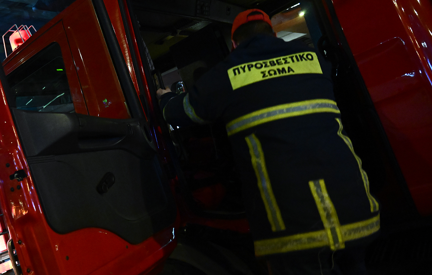 Στις φλόγες αυτοκίνητα στον Κολωνό και στου Ζωγράφου – Φωτιά σε διαμέρισμα στο Χαϊδάρι