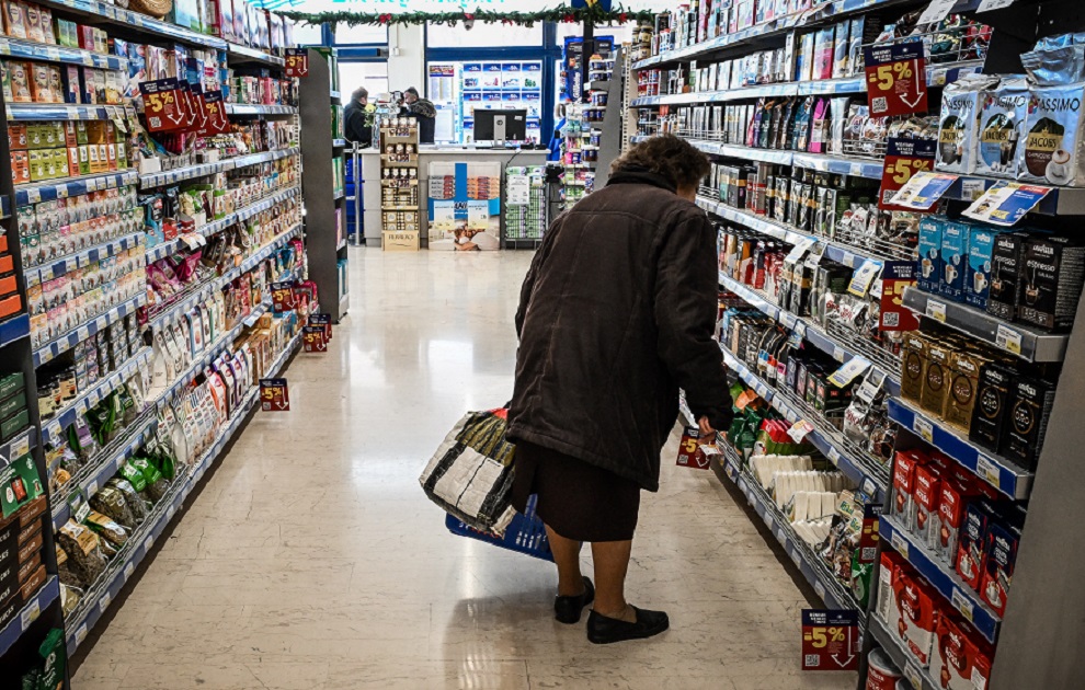 Ποιες μειώσεις θα αρχίσουν να βλέπουν από αύριο οι καταναλωτές στα ράφια των σούπερ μάρκετ