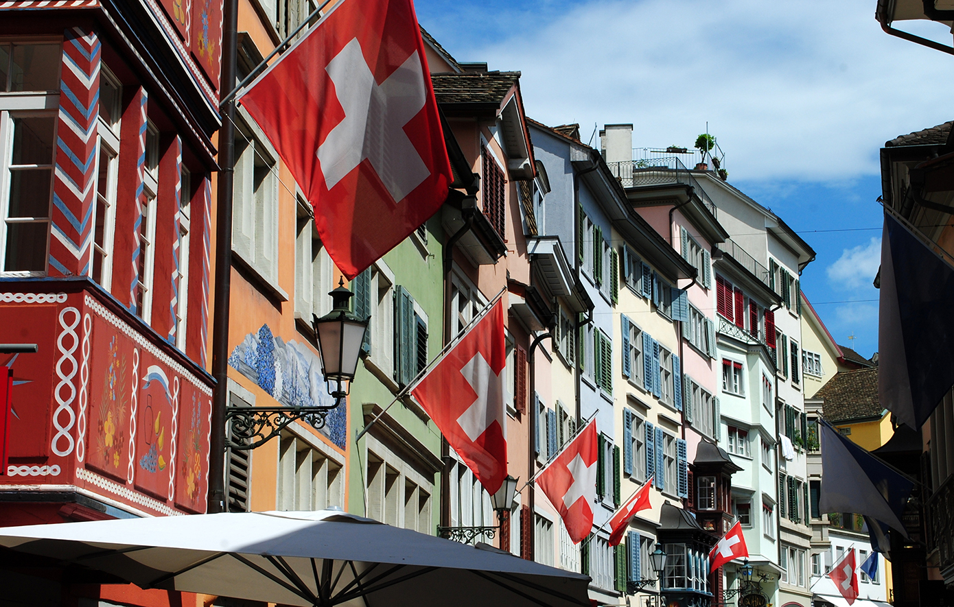 Η Ελβετία γίνεται η πρώτη μεγάλη οικονομία, που μειώνει τα επιτόκια σε μια αιφνιδιαστική κίνηση