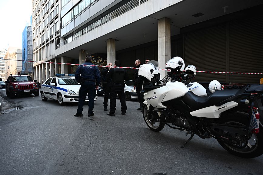 Επίδειξη πυγμής και ολική επαναφορά της τρομοκρατίας στην Ελλάδα βλέπει η ΕΛΑΣ μετά την έκρηξη έξω από το υπουργείο Εργασίας