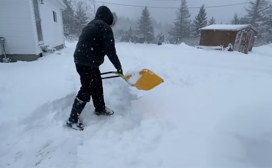 «Ιστορική» χιονοθύελλα παραλύει τον ανατολικό Καναδά – Βίντεο και φωτογραφίες