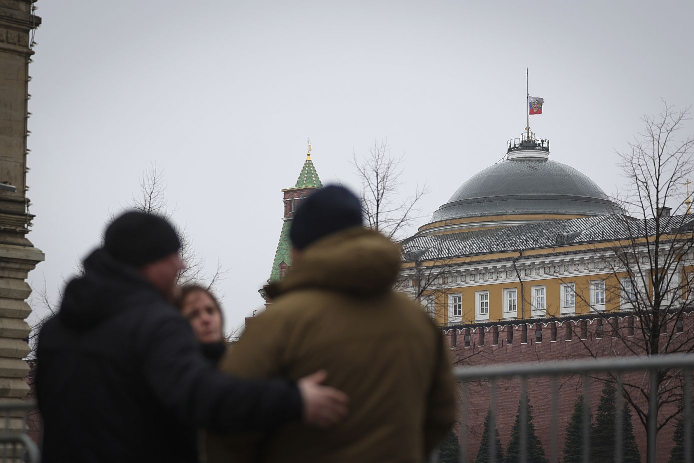Το Politico αναλύει τον «πόλεμο ευθυνών» μεταξύ Ρωσίας και Ουκρανίας για το μακελειό στη Μόσχα με τους 133 νεκρούς