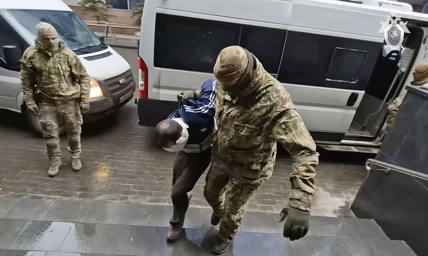 Με καλυμμένα μάτια και δεμένοι πισθάγκωνα για ανάκριση οι ύποπτοι για το μακελειό στη Μόσχα &#8211; Βίντεο από τη μεταφορά τους