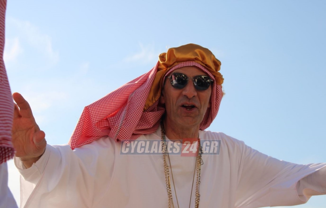 Ο Δήμαρχος Νάξου ντύθηκε Άραβας και… μοίρασε δολάρια