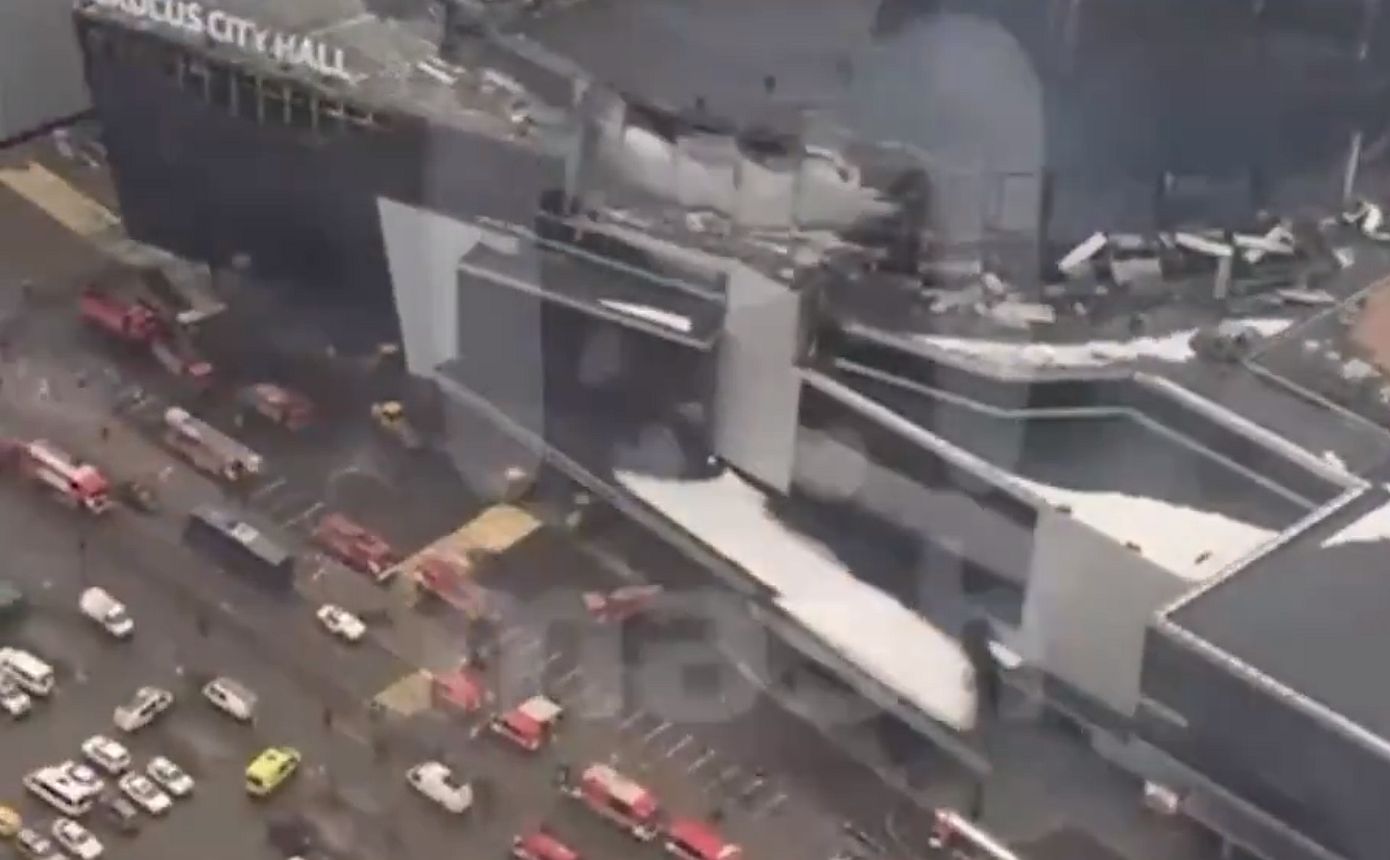 Βίντεο από ελικόπτερο δείχνει την τεράστια καταστροφή στο Crocus City Hall – Συγκλονιστικές εικόνες