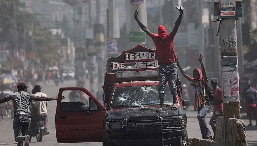 Χάος στην Αϊτή &#8211; Οπλισμένες συμμορίες εξαπλώνουν κι άλλο τον έλεγχό τους στην πρωτεύουσα Πορτ-ο-Πρενς