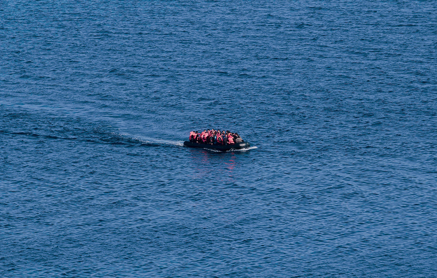 Χειροπέδες σε τρία άτομα που έπνιξαν πέντε μετανάστες, πετώντας τους στη θάλασσα