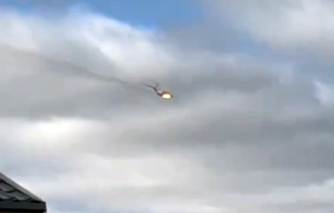 Συντριβή αεροσκάφους στη Ρωσία &#8211; Ένας από τους κινητήρες έπιασε φωτιά, βίντεο ντοκουμέντο