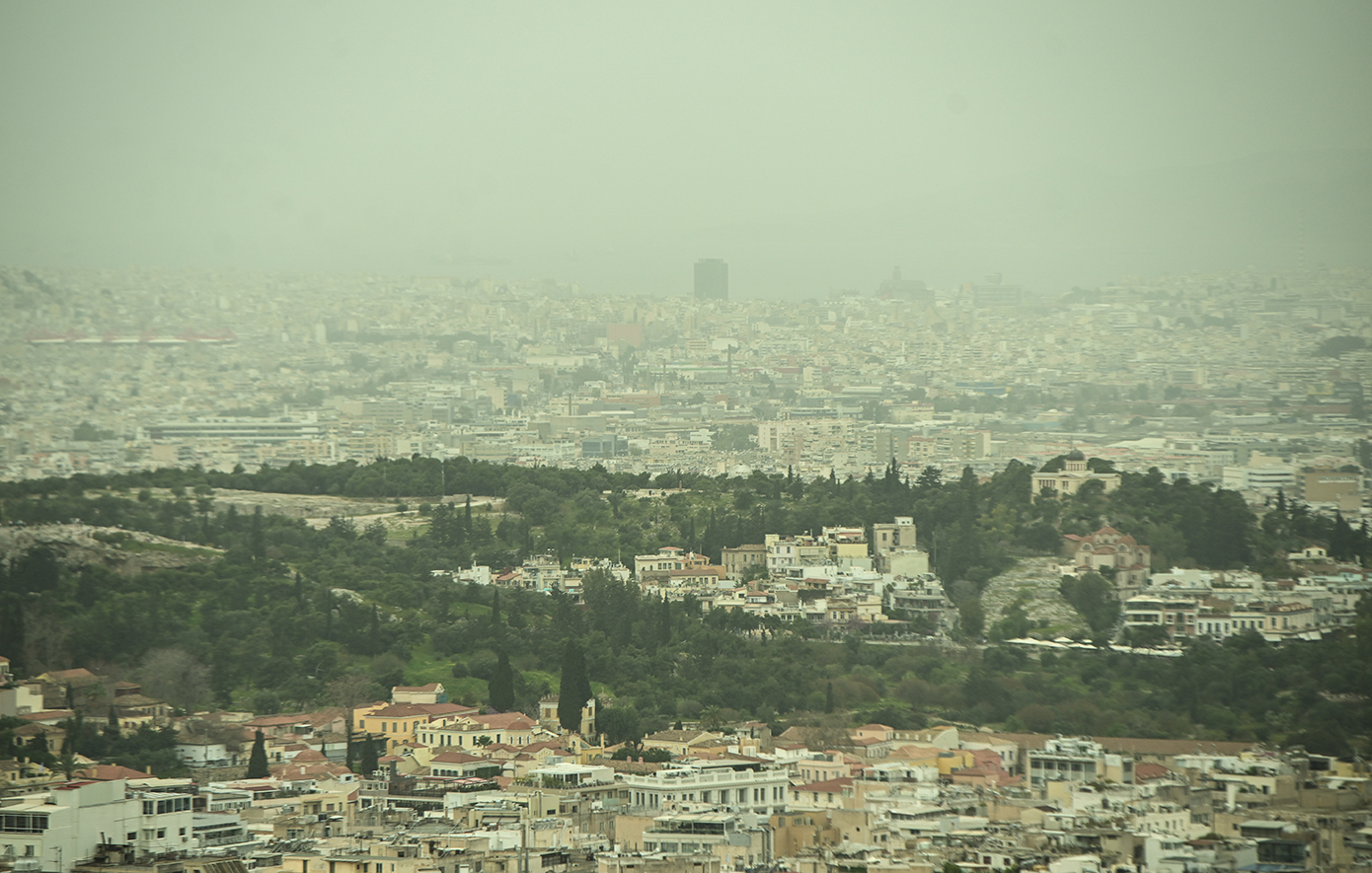 Στο έλεος της αφρικανικής σκόνης η Ελλάδα – Λασποβροχές, άνεμοι τύπου Φοέν και 30άρια