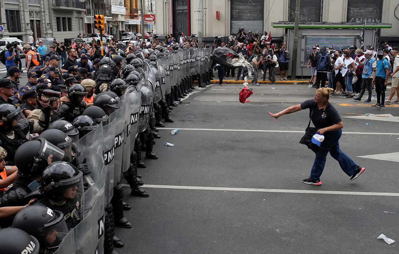 Δακρυγόνα, πέτρες και συγκρούσεις στην Αργεντινή, παραμονή των 100 ημερών της προεδρίας του ακραίου φιλελεύθερου Μιλέι