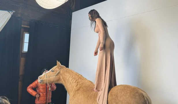 Η Μπέλα Χαντίντ φωτογραφήθηκε να πατάει πάνω σε άλογο και προκάλεσε σάλο &#8211; «Νομίζεις αυτό δεν πονάει;»