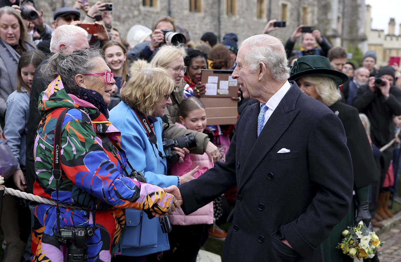 Ευδιάθετος ο Κάρολος χαιρέτησε τους πολίτες που του ευχήθηκαν στο κάστρο του Γουίνδσορ &#8211; Μεγαλειότατε, μην τα παρατάτε ποτέ
