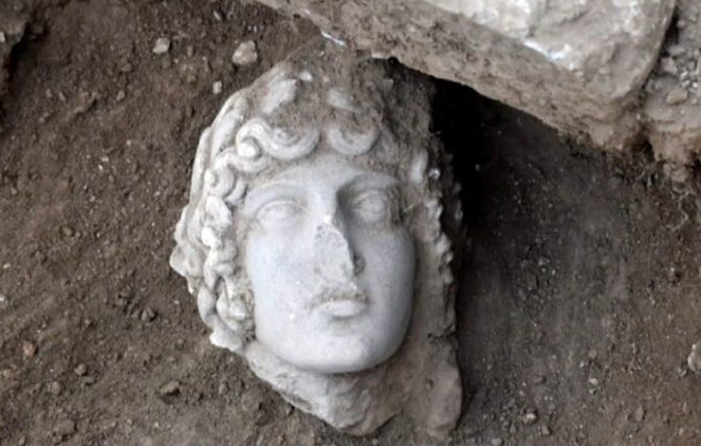 Φοιτητές του ΑΠΘ ανακάλυψαν αρχαία κεφαλή αγάλματος στον αρχαιολογικό χώρο των Φιλίππων