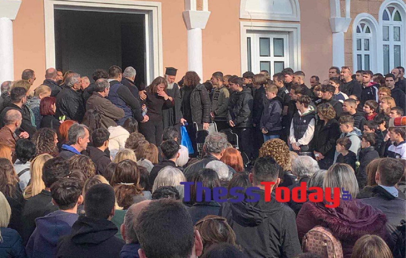 «Είναι πολύ άδικο» – Σπαραγμός στην κηδεία του 15χρονου στην Αλεξανδρούπολη
