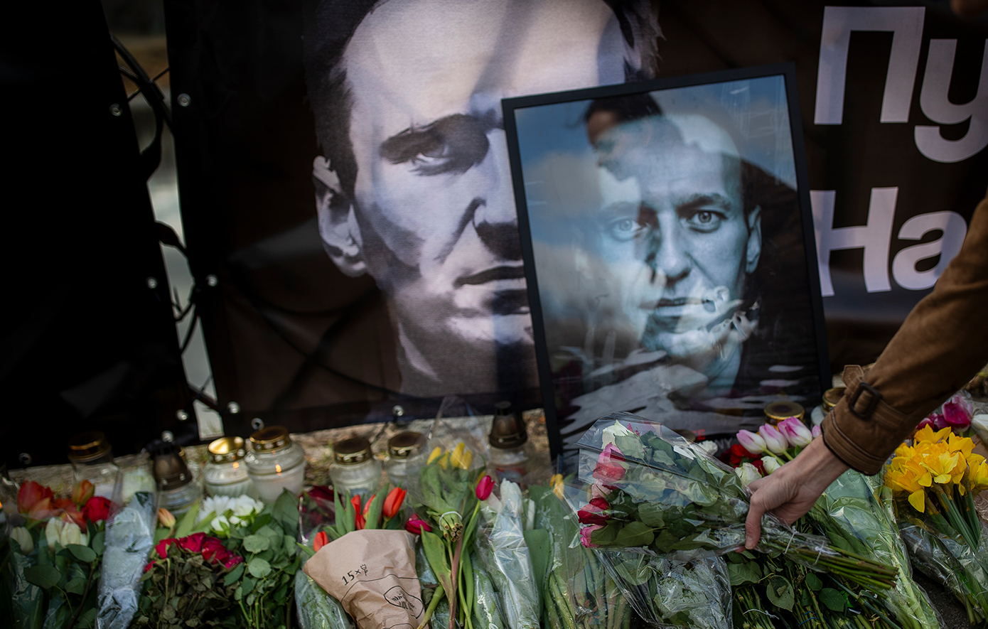 Αλεξέι Ναβάλνι: Υπό τους ήχους του «My Way» η ταφή – «Σ&#8217; αγαπώ αιώνια» έγραψε η απούσα από την κηδεία Ναβάλναγια