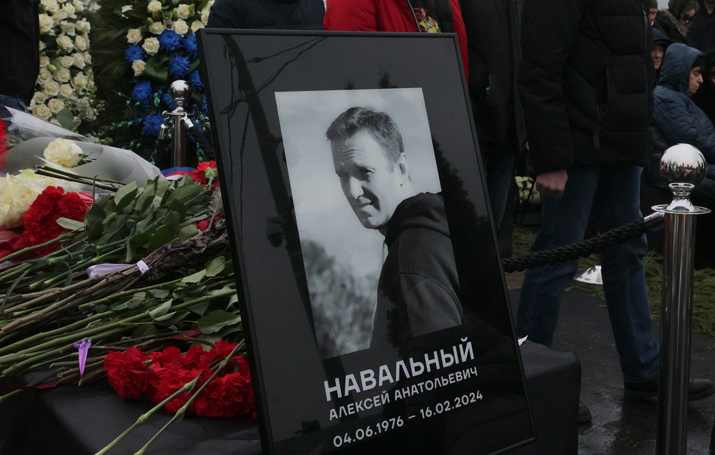 Υπό δρακόντεια μέτρα ασφαλείας η κηδεία του Αλεξέι Ναβάλνι: Πώς οι Ρώσοι τίμησαν τη μνήμη του
