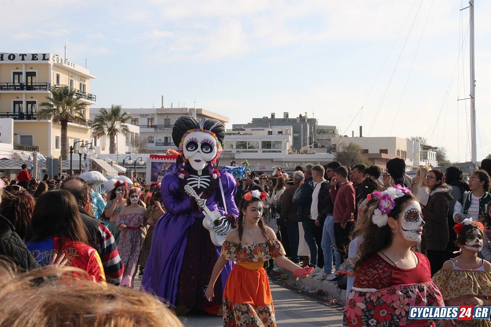 Καρναβάλι Νάξου 2024: Ξέφρενο πάρτι στο νησί της Αριάδνης &#8211; Δείτε φωτογραφίες και βίντεο