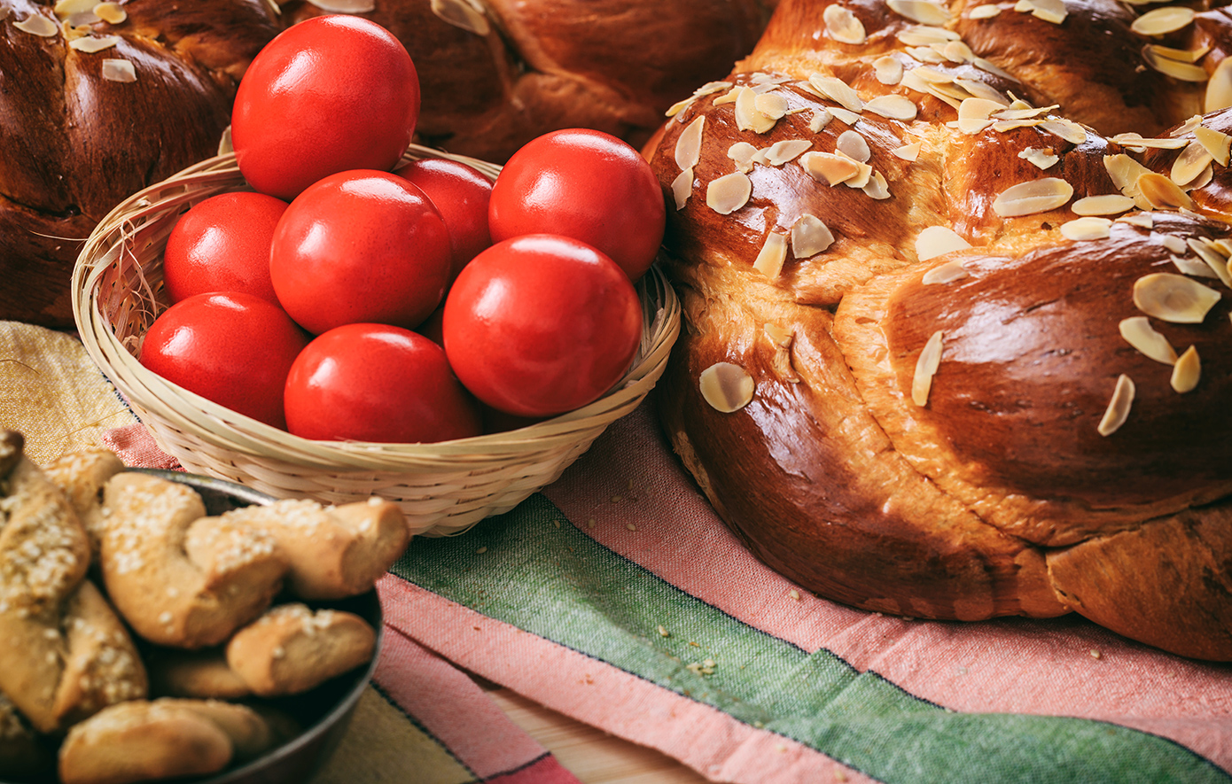 Πασχαλινά αυγά με τσουρέκι Πασχαλινά αυγά με τσουρέκι