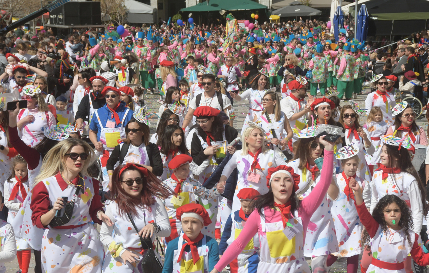 «Βουλιάζει» από κόσμο η Πάτρα &#8211; Στους δρόμους για το ξακουστό καρναβάλι πάνω από 60.000 καρναβαλιστές