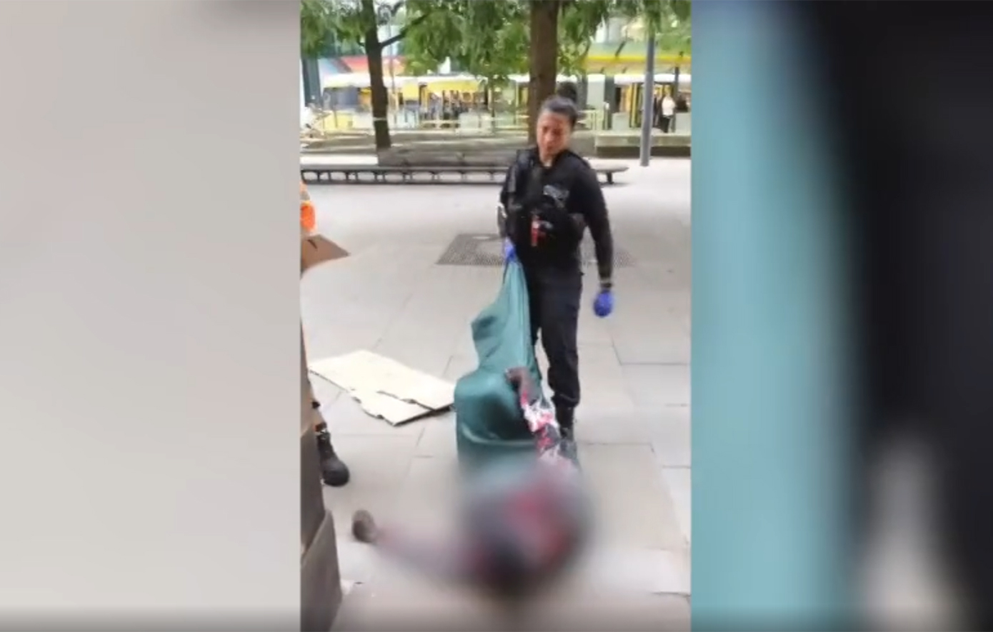 Μάντσεστερ: Αστυνομικός σέρνει άστεγο και τον πατάει στο στομάχι – Σοκαριστικό βίντεο