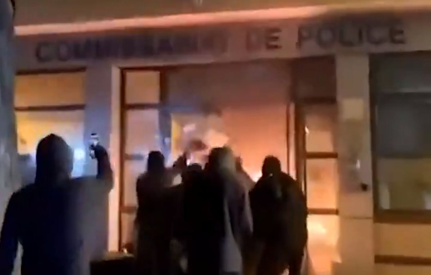 Γαλλία: Βίντεο με νεαρούς να επιτίθενται σε αστυνομικό τμήμα μετά το θάνατο ενός 18χρονου σε καταδίωξη