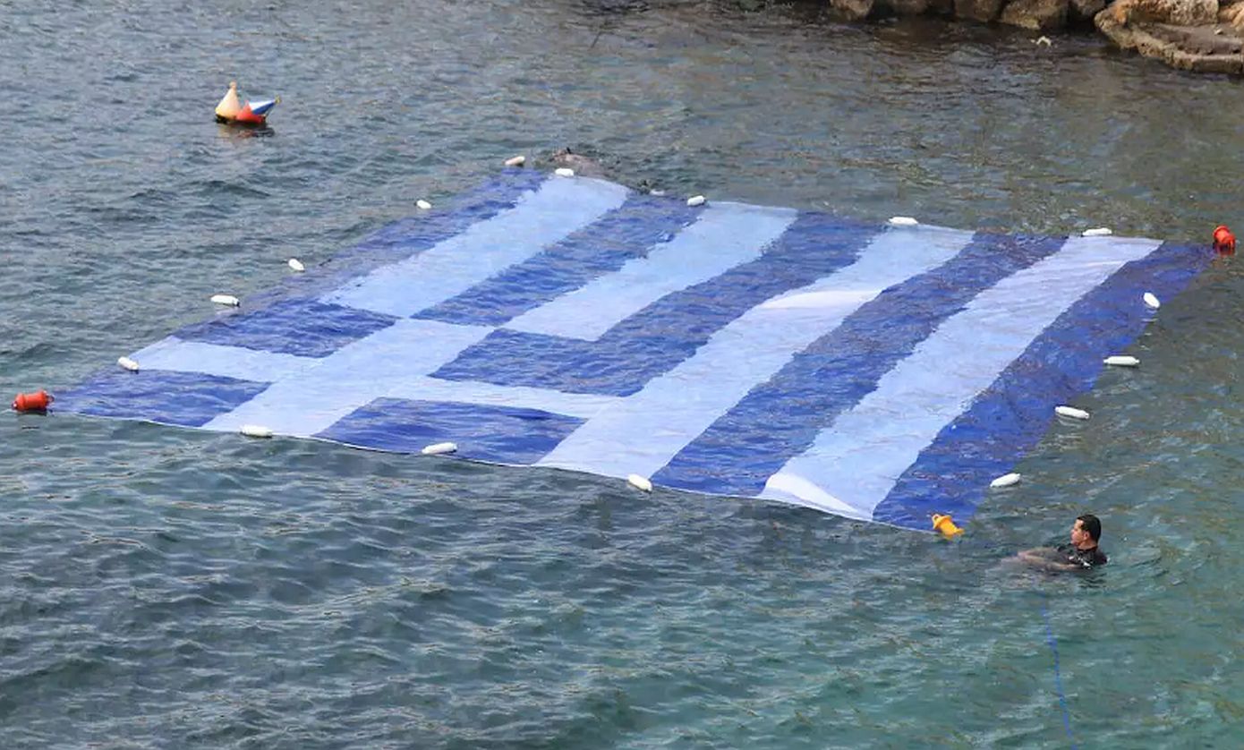 Επέτειος 25ης Μαρτίου: Γιγαντιαίες ελληνικές σημαίες υψώθηκαν σε Πειραιά, Κερατσίνι και Νέα Κίο Αργολίδας