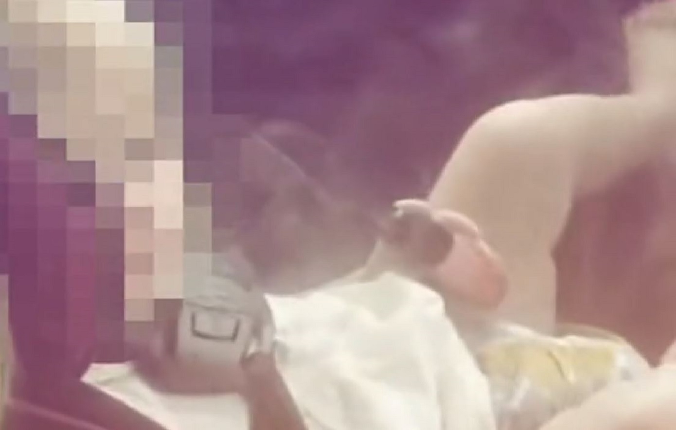 Αδιανόητες καταστάσεις – Εξοργιστικό βίντεο δείχνει βρέφος να καπνίζει ηλεκτρονικό τσιγάρο