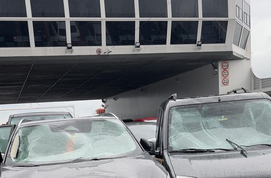 Σκηνές τρόμου σε πλοίο στην Τουρκία – Τα κύματα προκάλεσαν ζημιές σε αμάξια στο κατάστρωμα