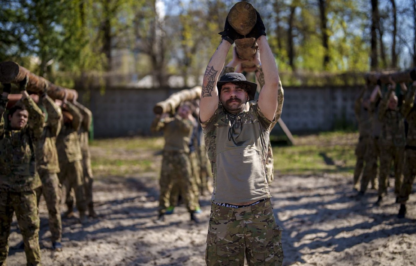 Φωτογραφίες από εκπαίδευση του Αζόφ στο Κίεβο &#8211; Ψάχνει νέους στρατιώτες