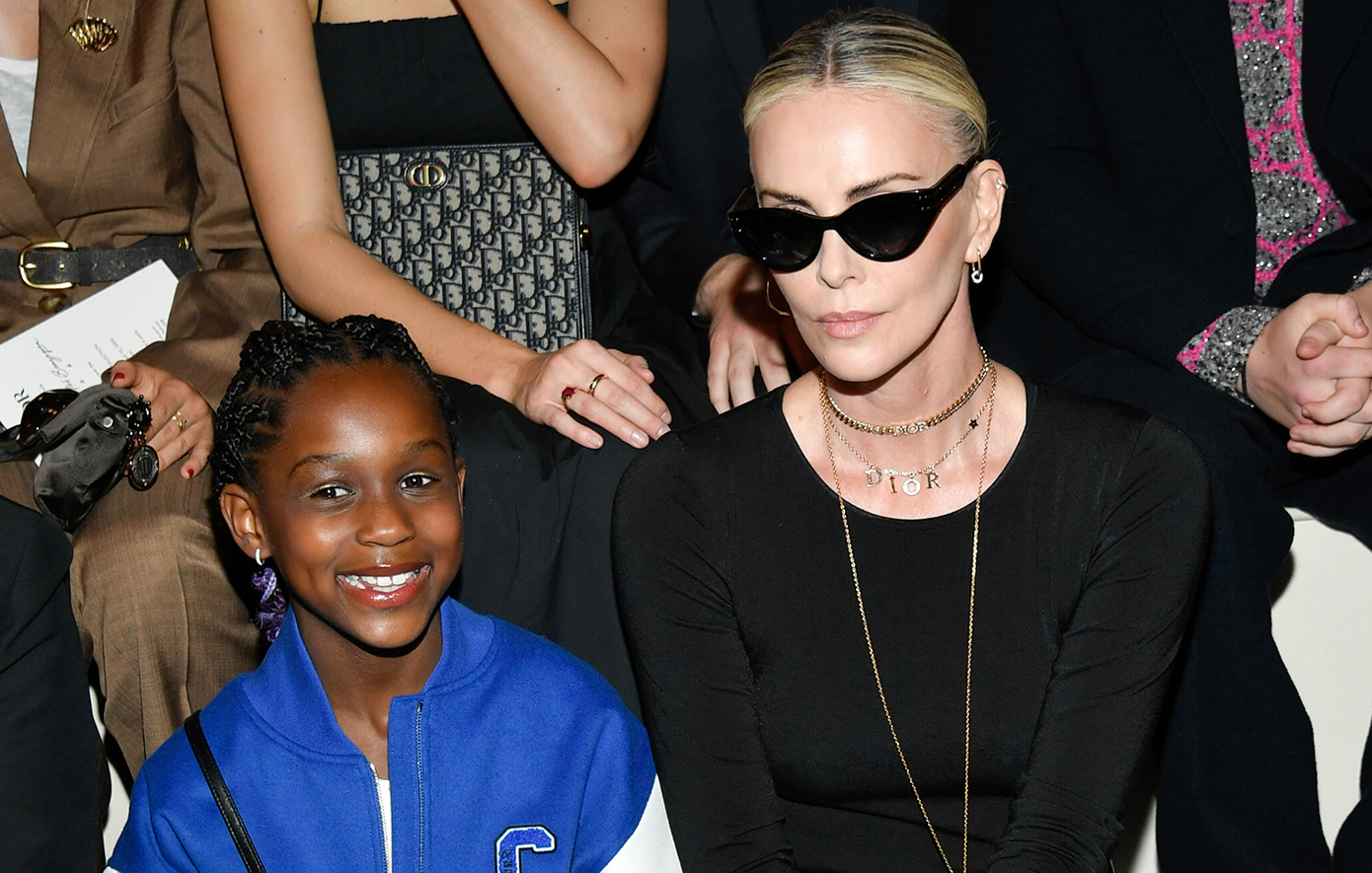 Η Σαρλίζ Θερόν με την 7χρονη κόρη της – H Όγκουστ κρατούσε πανάκριβη τσάντα Dior