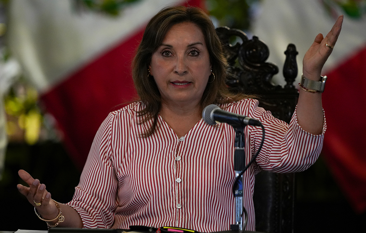 Η πρόεδρος του Περού Ντίνα Μπολουάρτε καταθέτει στις εισαγγελικές αρχές για το σκάνδαλο »Rolexgate»