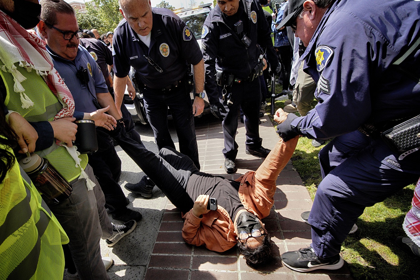 Συνολικά 93 συλλήψεις σε φιλοπαλαιστινιακή διαδήλωση σε πανεπιστημιούπολη του Λος Άντζελες