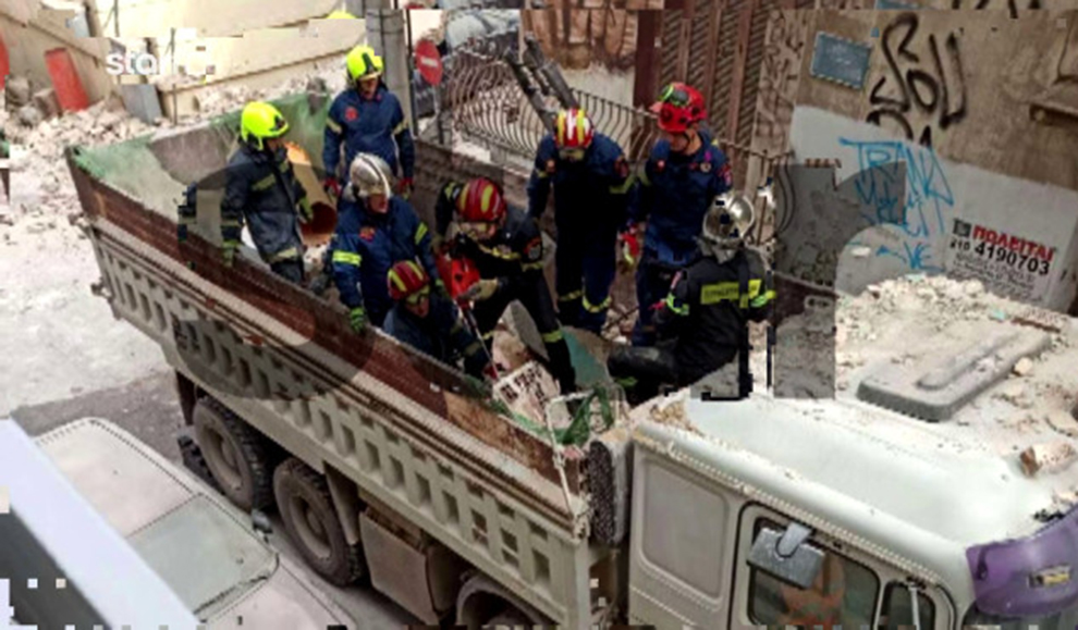 Η συγκλονιστική στιγμή του απεγκλωβισμού του 31χρονου αστυνομικού από τα ερείπια στο Πασαλιμάνι – Βίντεο ντοκουμέντο