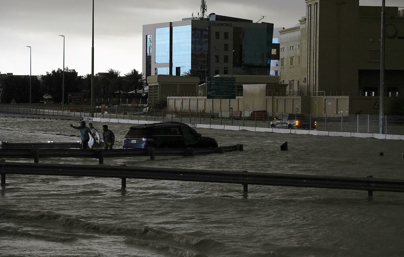 Το Ντουμπάι έγινε… λίμνη από τις ισχυρές βροχές – Πρωτόγνωρες εικόνες