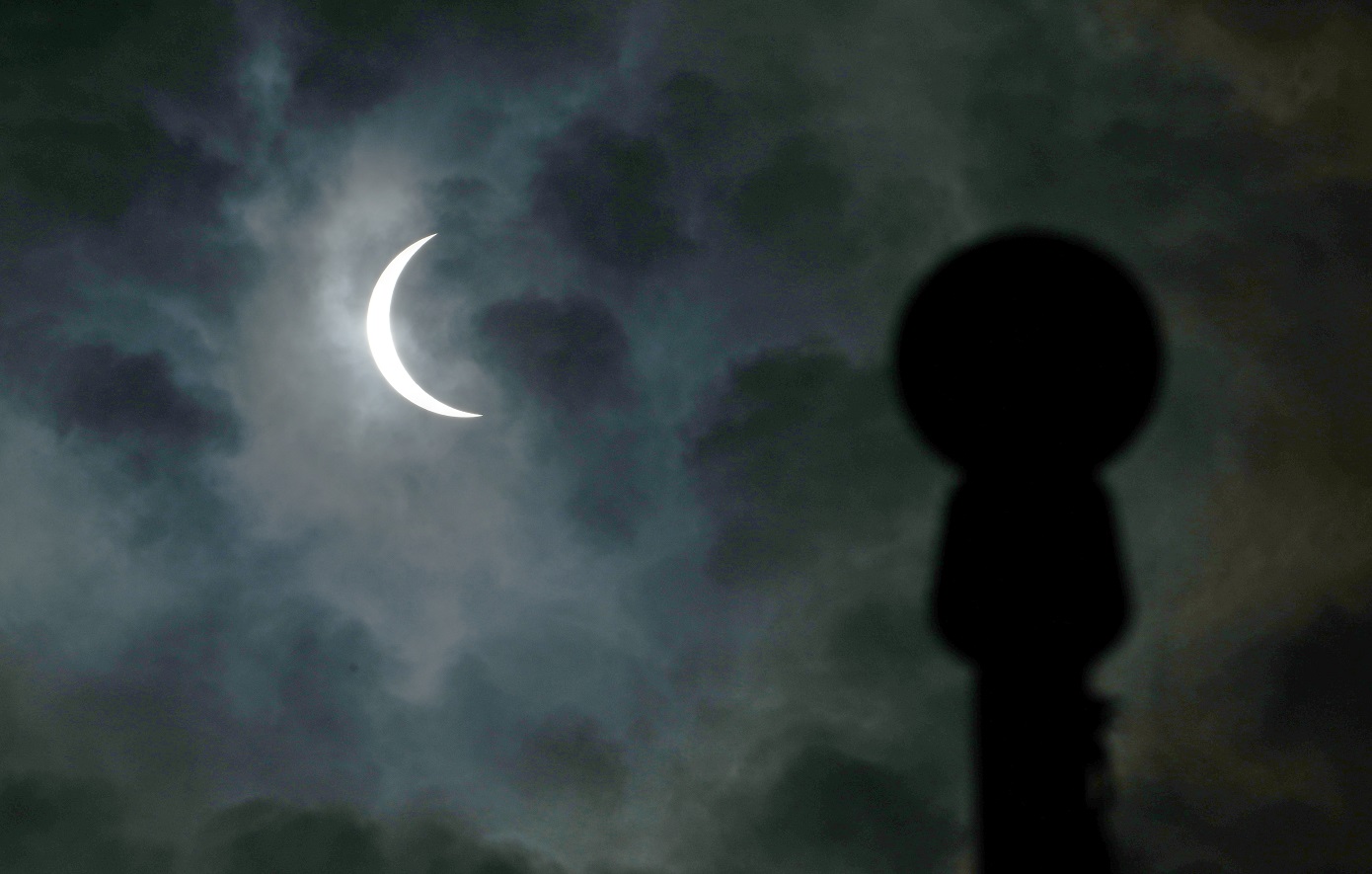Εκατομμύρια άνθρωποι παρακολούθησαν την ολική έκλειψη Ηλίου – Μοναδικές εικόνες από το σπάνιο φαινόμενο