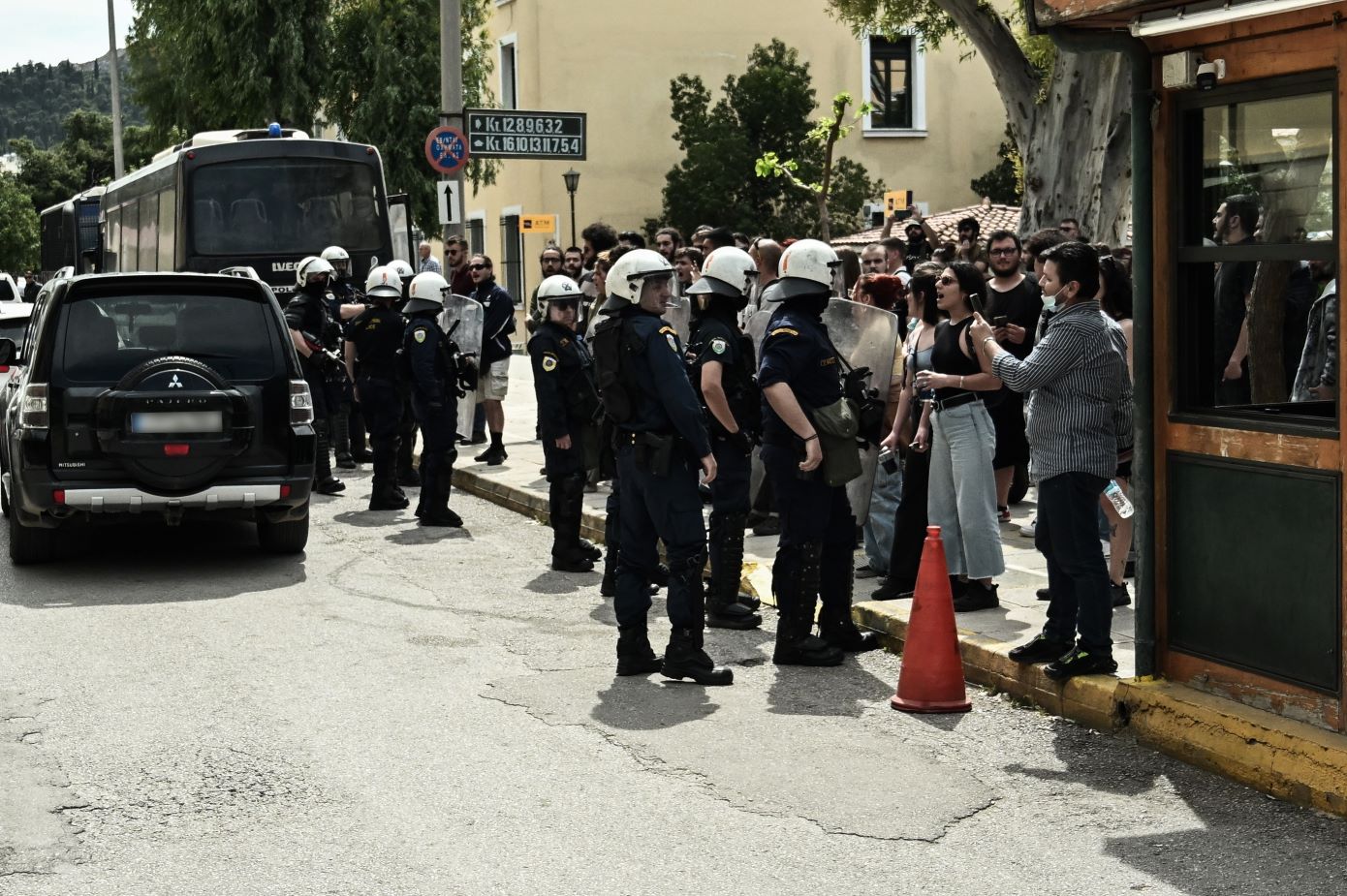 Ένταση στην Ευελπίδων με τον 39χρονο &#8211; Συγκεντρωμένοι προσπάθησαν να εισέλθουν στο κτίριο και οι αστυνομικοί απάντησαν με χημικά