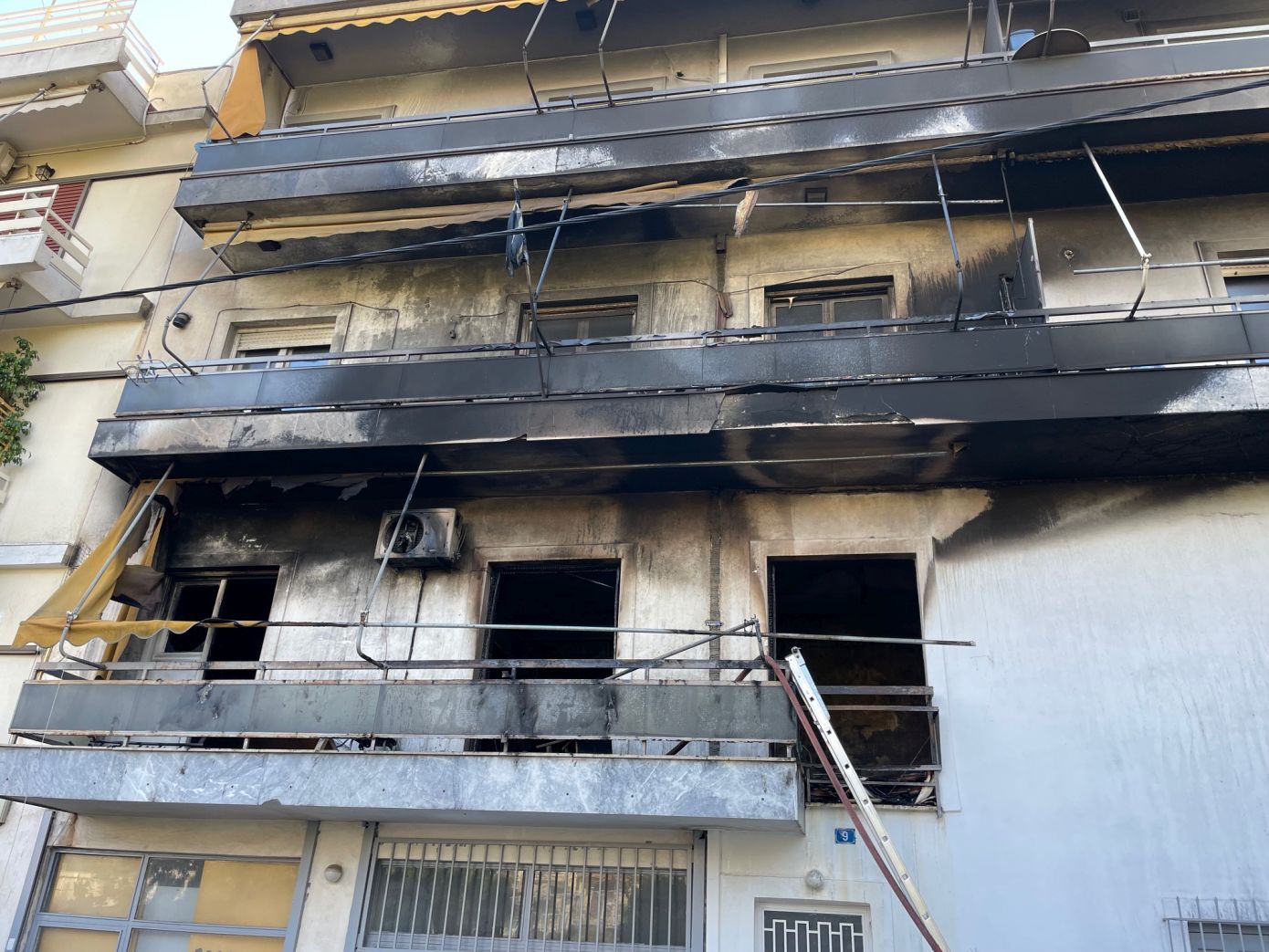 Φωτιά σε διαμέρισμα στη Ριζούπολη Αττικής &#8211; Απεγκλωβίστηκαν έξι ένοικοι της πολυκατοικίας, τρεις προληπτικά στο νοσοκομείο