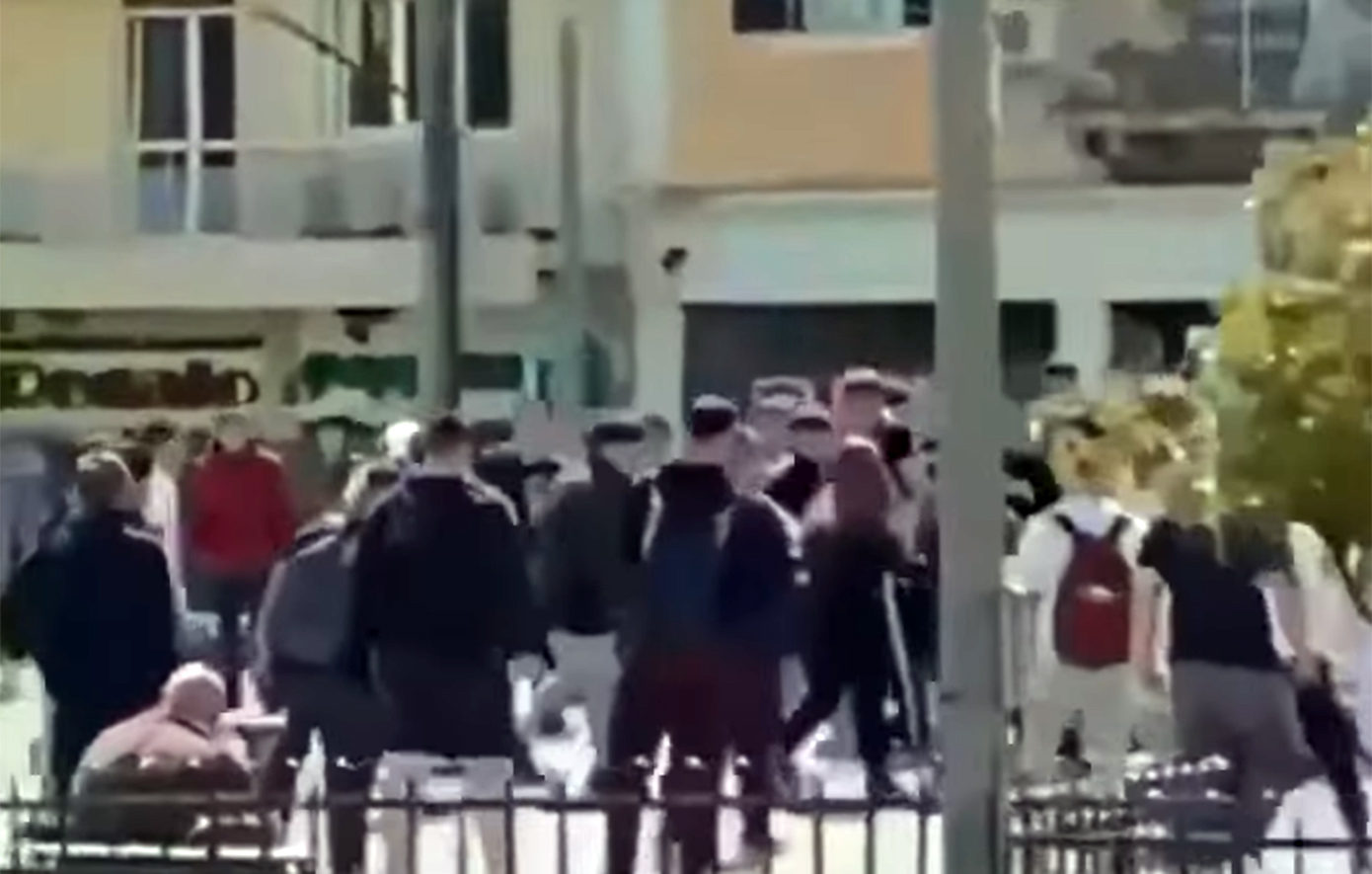 Νέο βίντεο &#8211; ντοκουμέντο από την άγρια συμπλοκή ανηλίκων με μαχαίρι στην πλατεία Σαρόκο της Κέρκυρας