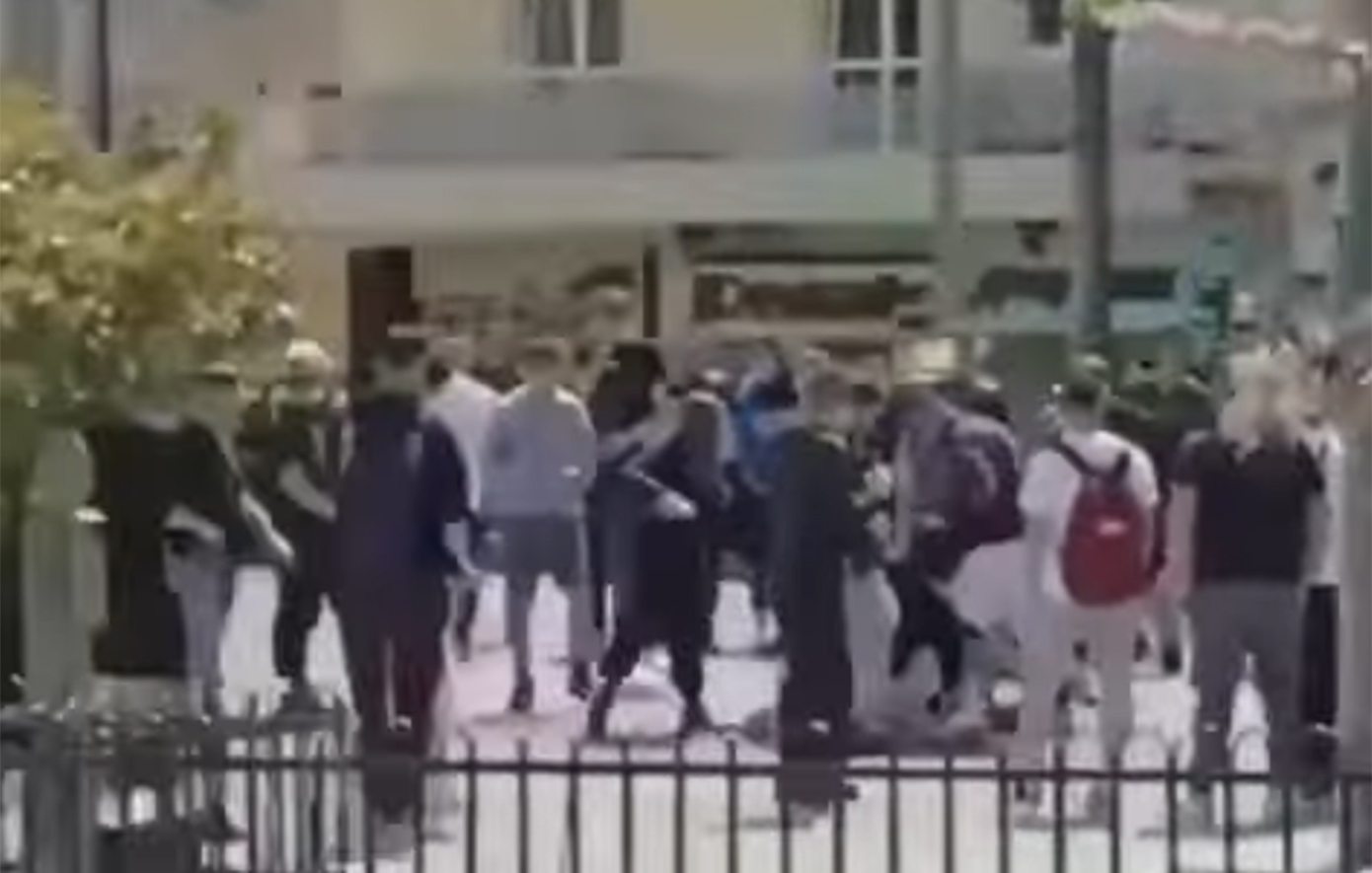 Σοκαριστικό βίντεο από την άγρια συμπλοκή ανηλίκων στην Κέρκυρα – Πέφτουν στο έδαφος και δεκάδες άτομα παρακολουθούν