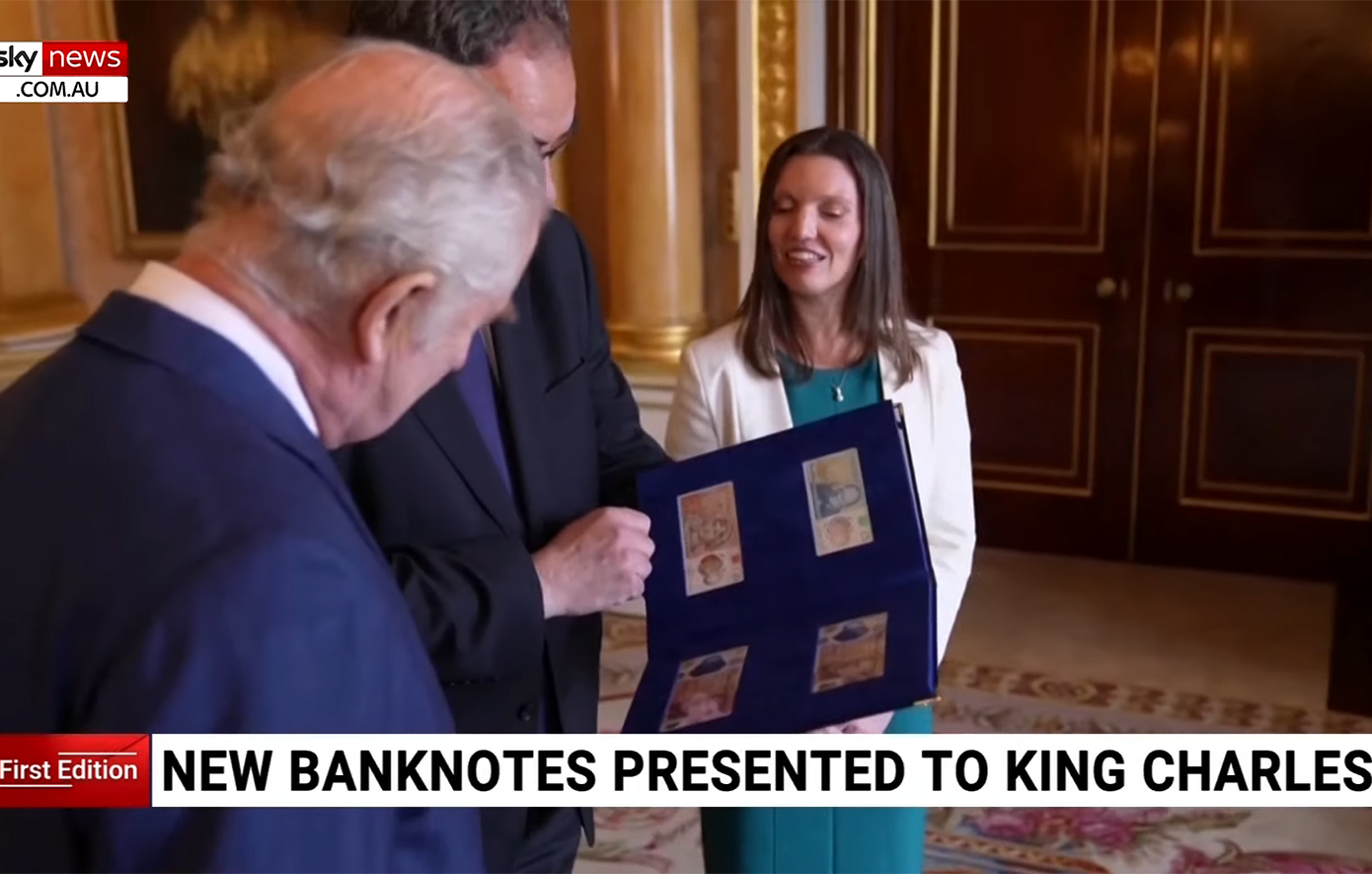 Ο βασιλιάς Κάρολος είδε τα νέα χαρτονομίσματα με το πορτρέτο του &#8211; Γιατί δεν φοράει στέμμα