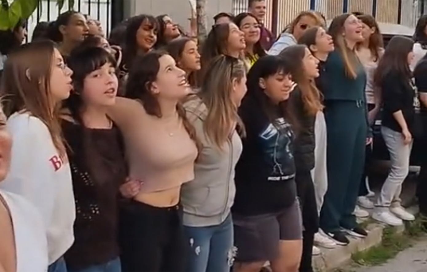 Συγκίνηση στα Καμίνια &#8211; Μαθητές έκαναν έκπληξη σε συμμαθητή τους τραγουδώντας του Θεοδωρίδου