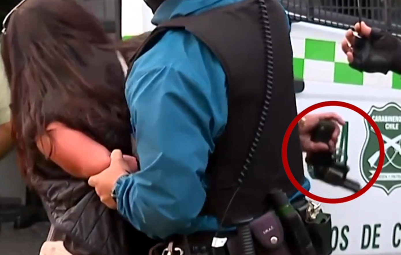 Απίστευτο βίντεο με γυναίκα κρατούμενη που κλέβει όπλο από αστυνομικό και ανοίγει πυρ στη Χιλή
