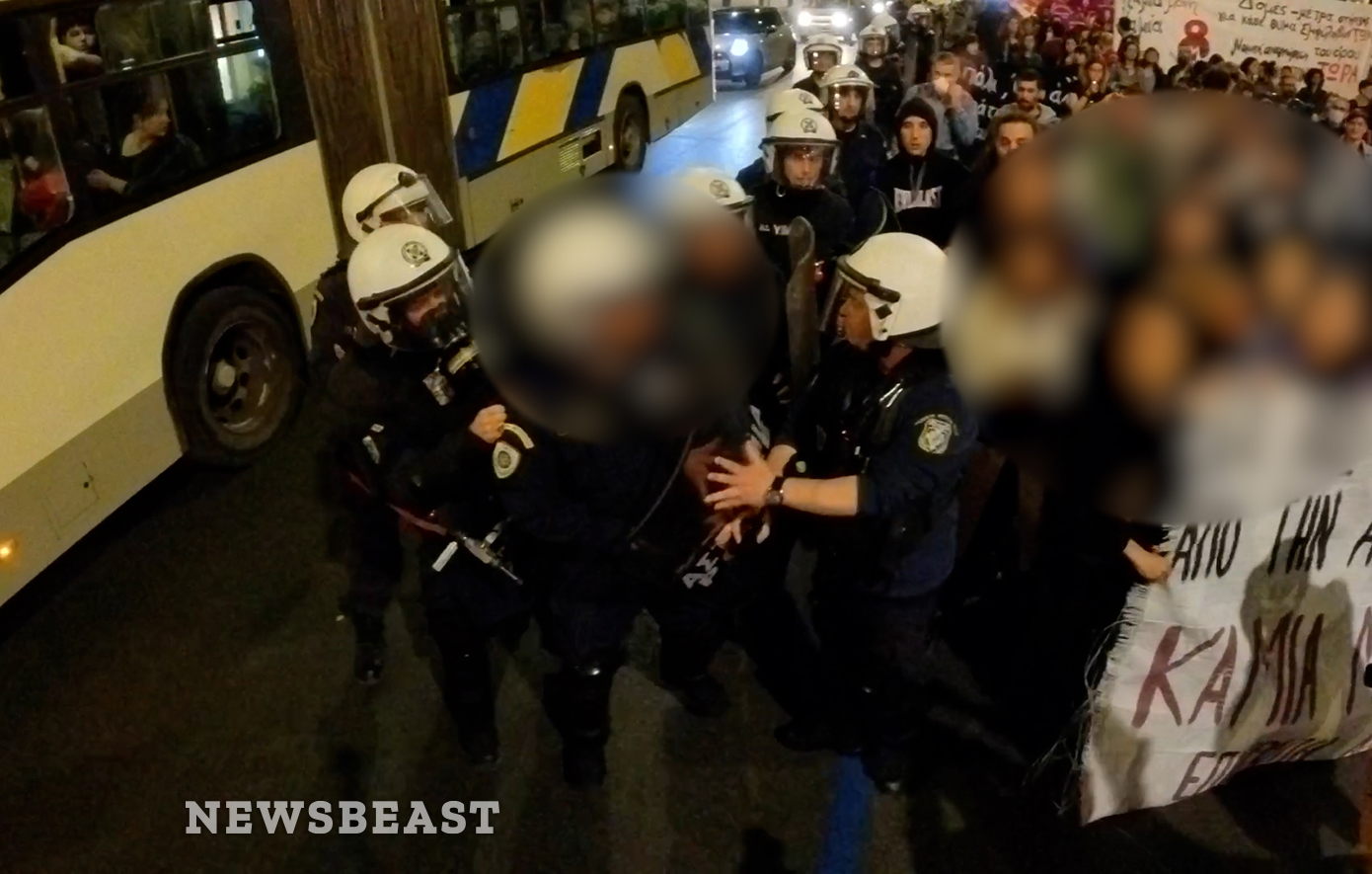 Αστυνομικός προκαλεί και βρίζει διαδηλωτή στη συγκέντρωση διαμαρτυρίας για τις γυναικοκτονίες &#8211; «Έλα εδώ ρε μ…α»