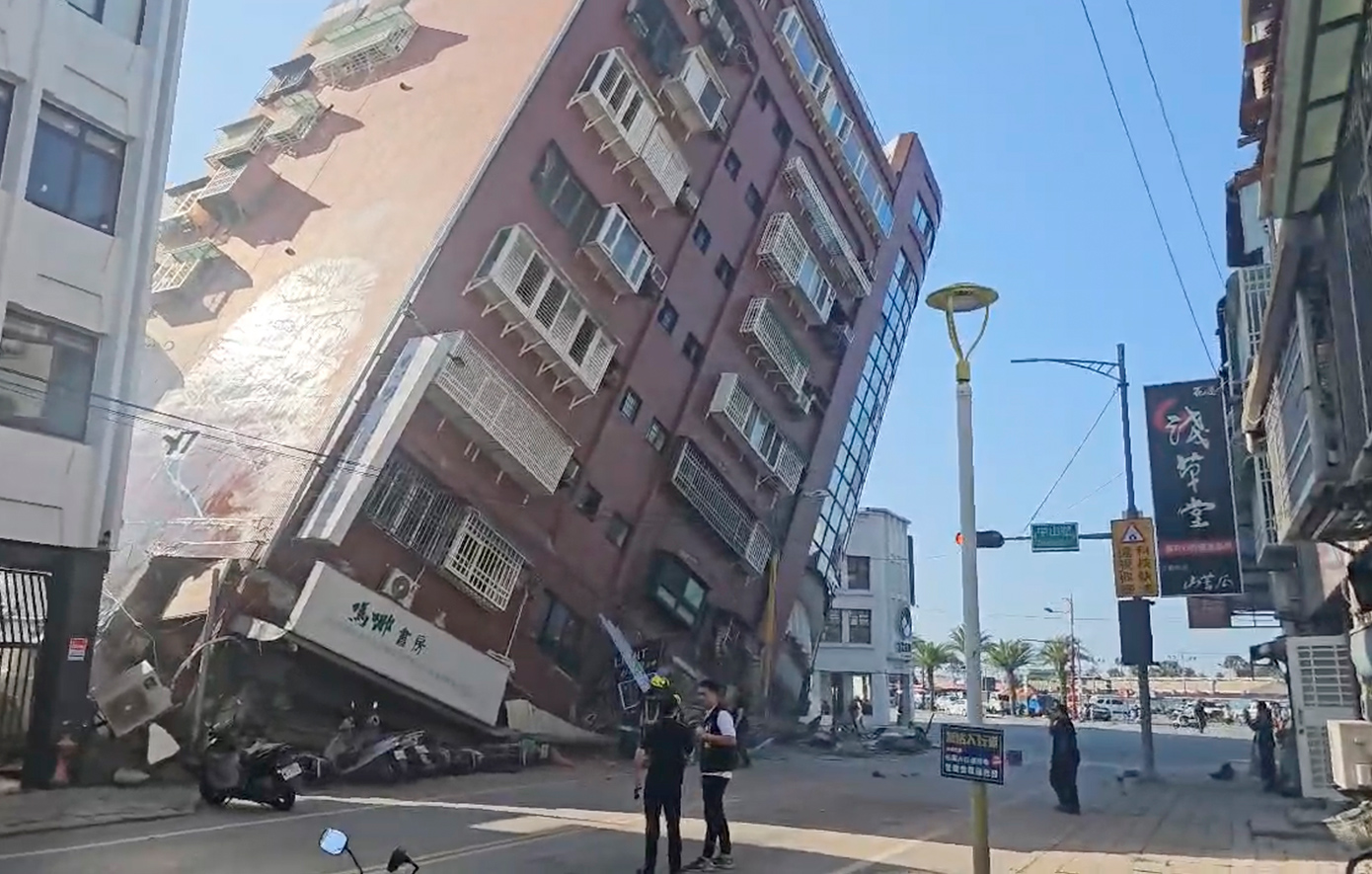 Τα τρομακτικά δευτερόλεπτα που ο σεισμός 7,5 Ρίχτερ χτυπά την Ταϊβάν &#8211; Κτίρια έγειραν ή κατέρρευσαν, τουλάχιστον 4 άνθρωποι σκοτώθηκαν