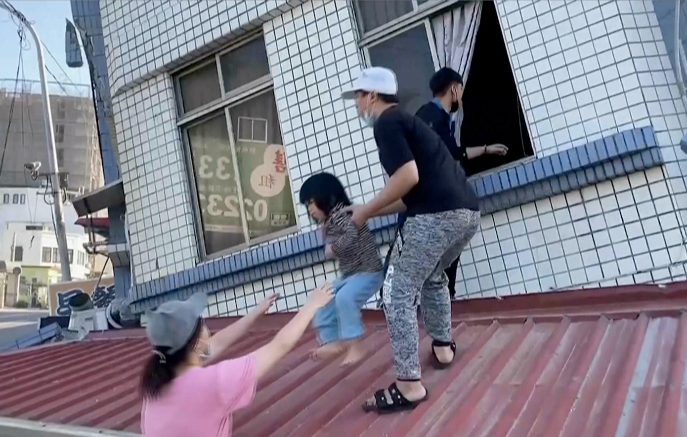 Τρομακτικά βίντεο από τον φονικό σεισμό στην Ταϊβάν &#8211; Εγκλωβισμένοι κάτω από συντρίμμια κτιρίων και σήραγγες που κατέρρευσαν