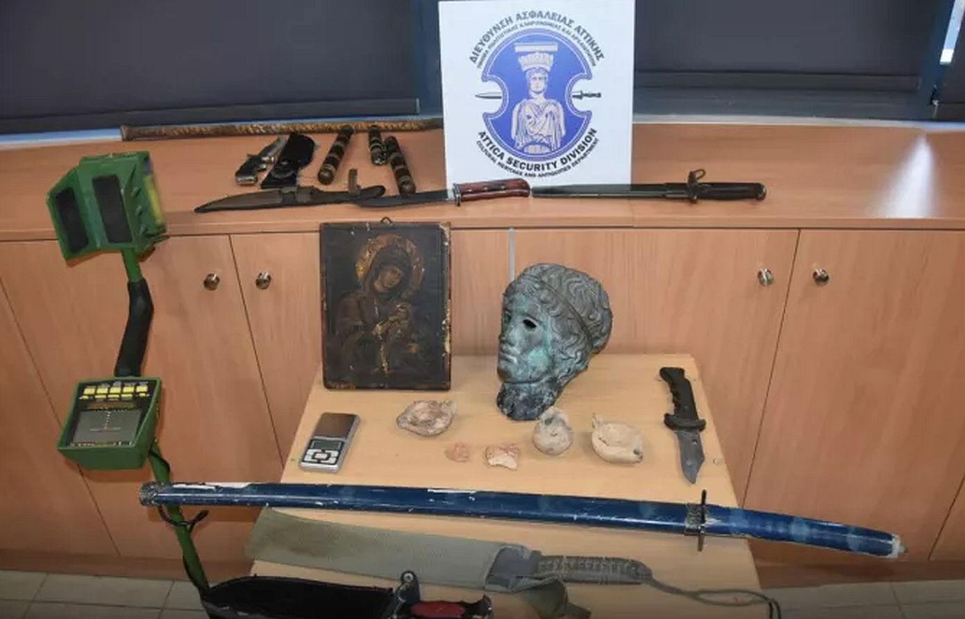 Συνελήφθησαν δύο αρχαιοκάπηλοι στην Πάτρα – Είχαν στην κατοχή τους μαχαίρια, σπαθιά και χατζάρες