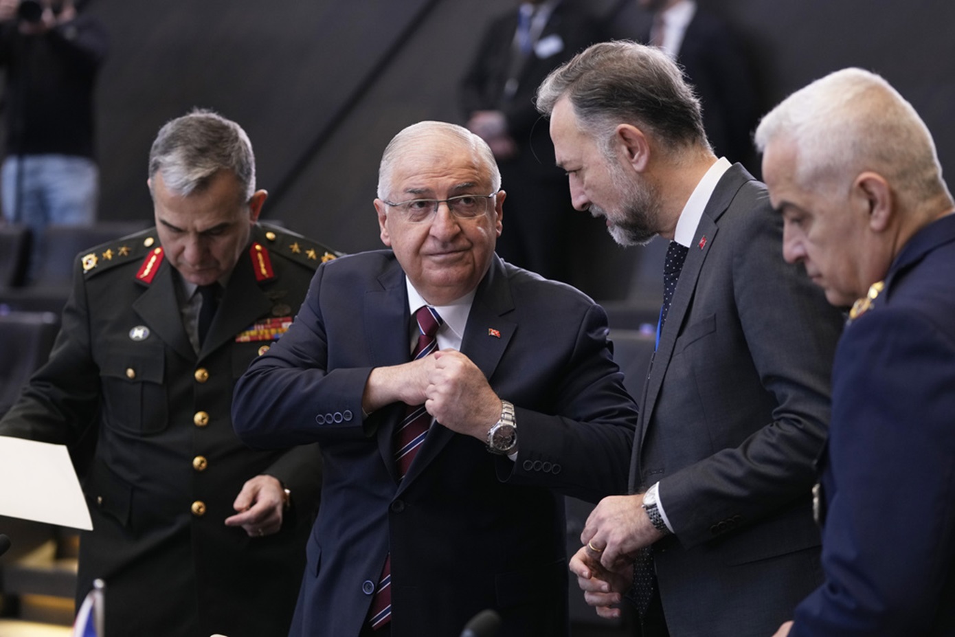 Ειρωνικό σχόλιο του Τούρκου υπουργού Άμυνας για τον πρόεδρο της Γερμανίας – «Ο άνθρωπος κόβει ντονέρ»