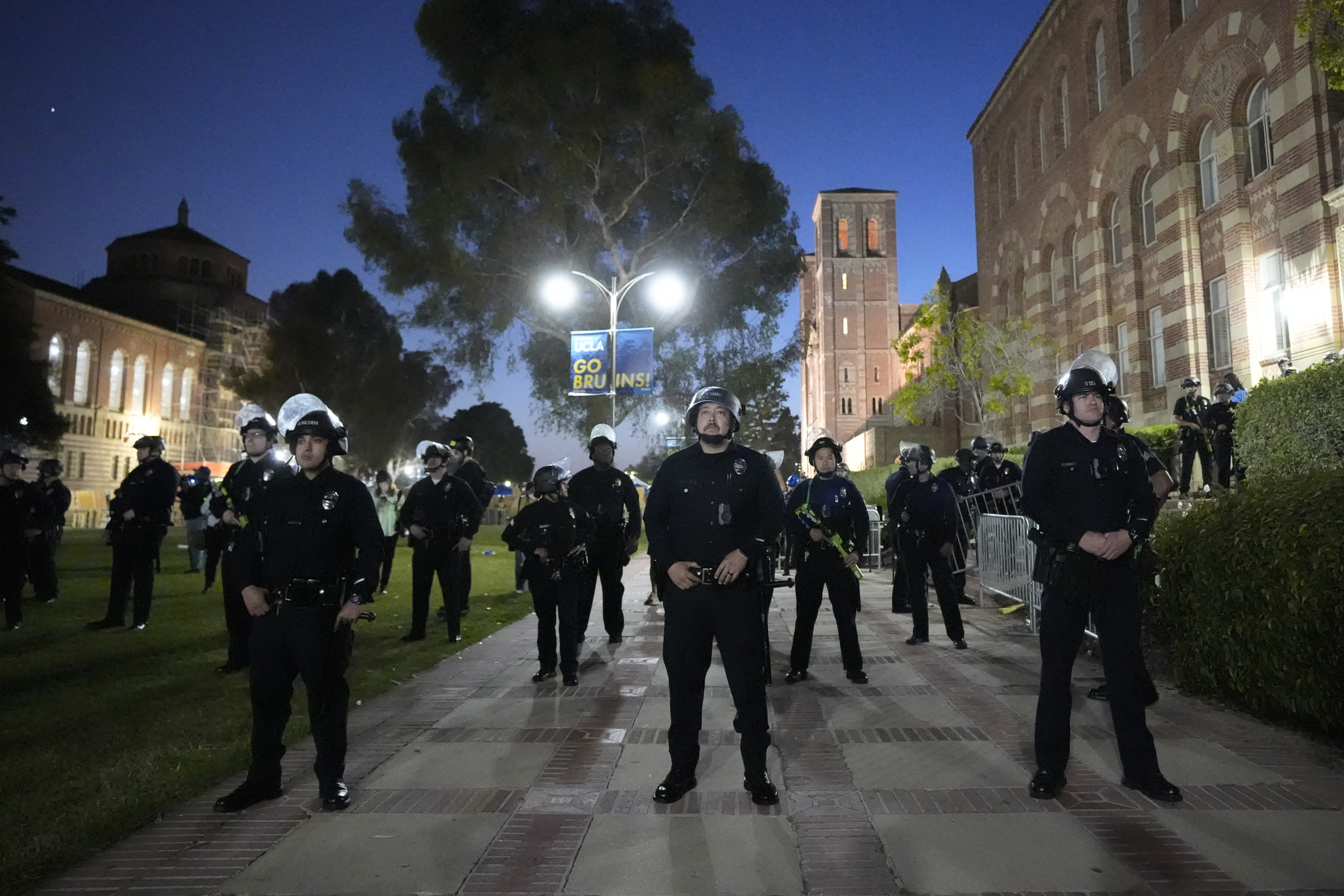 Νέες εικόνες χάους στα πανεπιστήμια των ΗΠΑ &#8211; Διαδηλωτές και αστυνομία στήθηκαν έξω από το Royce Hall στο Λος Άντζελες